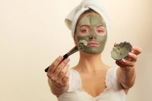Kobieta nakładająca maskę — Zdjęcie stockowe