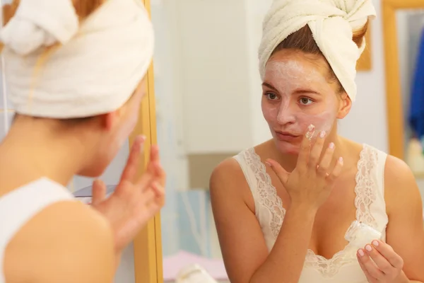 Woman applying mask — Stock Photo, Image