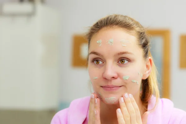 Vrouw peeling van haar gezicht in badkamer — Stockfoto