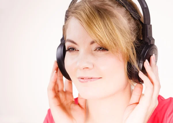 Mulher ouvindo música. — Fotografia de Stock