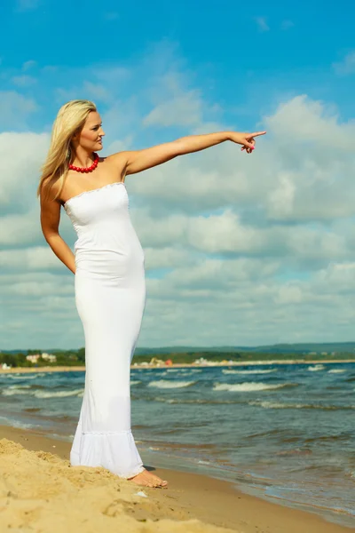 Skønhed blondine kvinde peger på himlen . - Stock-foto