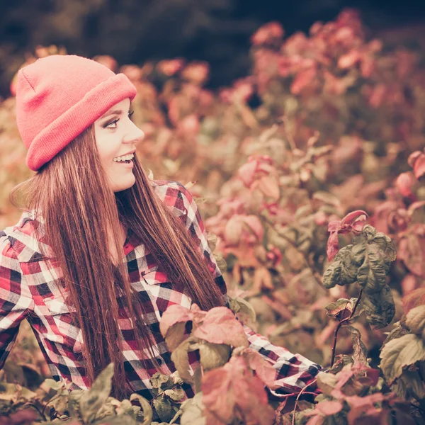 Portret meisje ontspannen wandelen in herfstpark. — Stockfoto