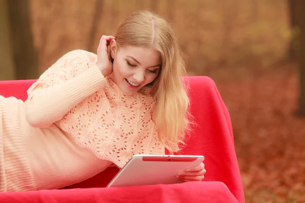 Mujer usando tableta — Foto de Stock