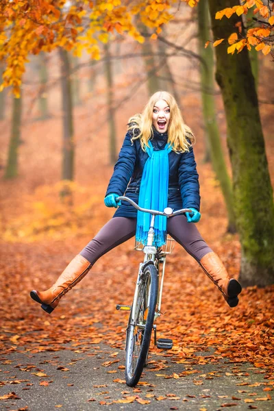 Mujer activa montar en bicicleta —  Fotos de Stock