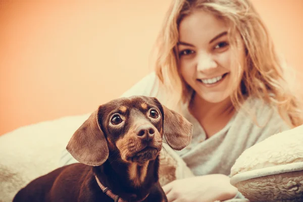 Mujer con perro despertando — Foto de Stock