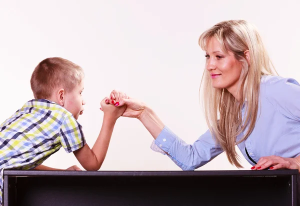 Mutter und Sohn ringen am Tisch. — Stockfoto