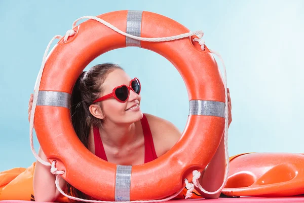 Glückliche Frau mit Sonnenbrille und Rettungsring. — Stockfoto