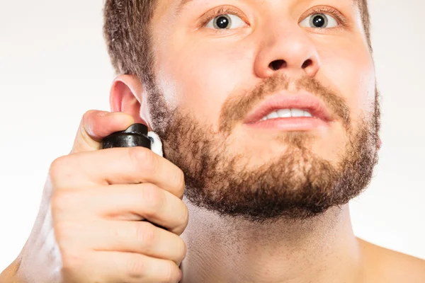 Giovane bell'uomo con schiuma di crema da barba può . — Foto Stock