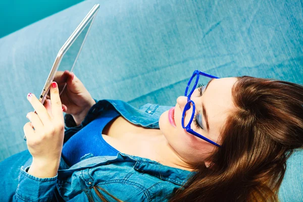 Frau in Brille mit Tablet entspannt — Stockfoto