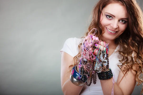 Mooie vrouw met sieraden kettingen ring armbanden — Stockfoto