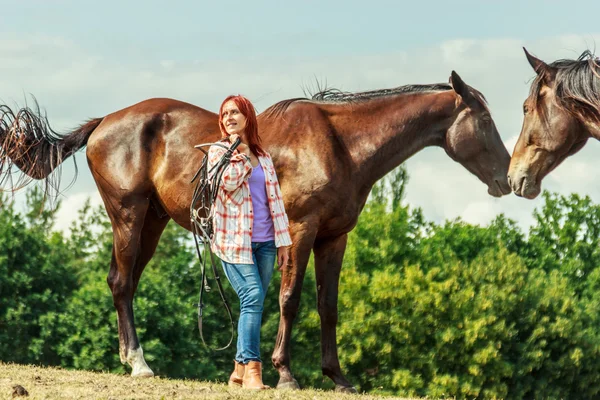 Jonge vrouw meisje het verzorgen van het paard. — Stockfoto