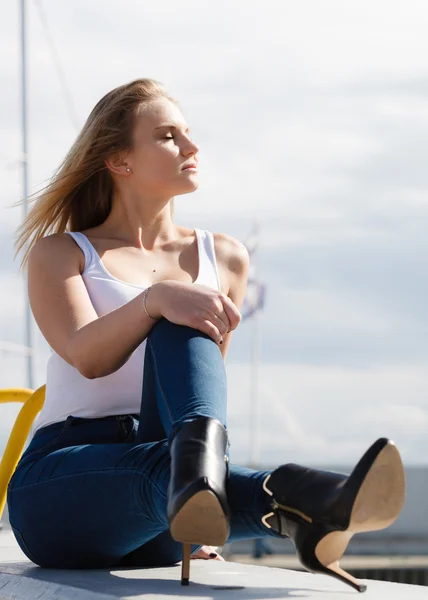 Frau sitzt auf Yachthafen — Stockfoto