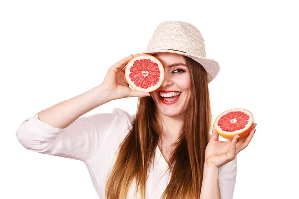 Menina cobrindo os olhos com duas metades de frutas cítricas de toranja — Fotografia de Stock