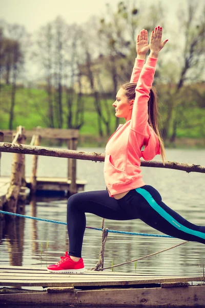 Aantrekkelijke vrouw uit te oefenen, stretching — Stockfoto