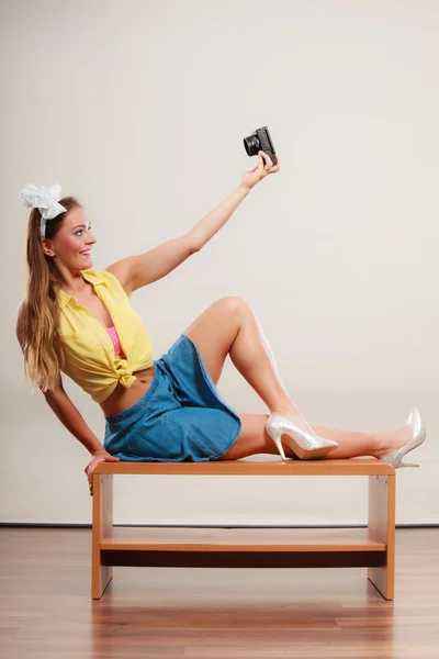 Mädchen fotografiert mit Kamera. — Stockfoto