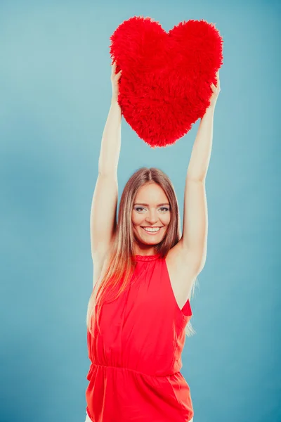 Mujer con almohada en forma de corazón rojo — Foto de Stock