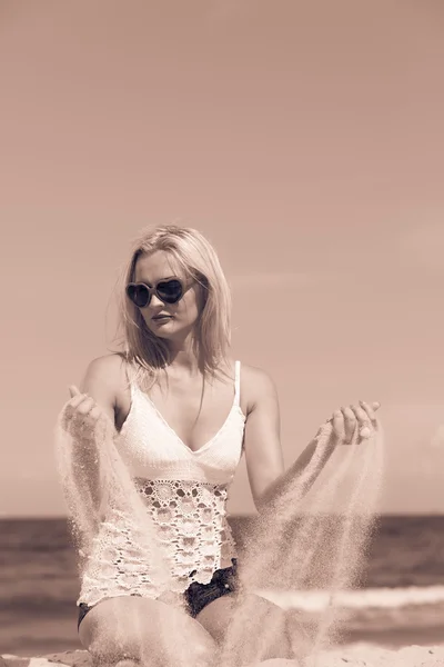Hezká dívka na pláži. — Stock fotografie