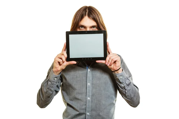 Uomo in possesso di tablet pc. Copyspace dello schermo vuoto . — Foto Stock