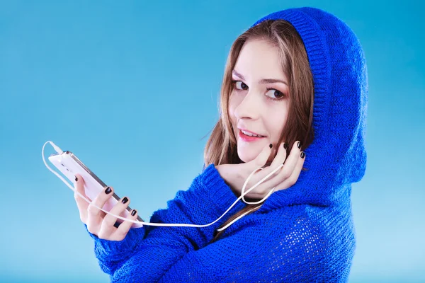 Ung kvinna med smart telefon lyssna musik — Stockfoto