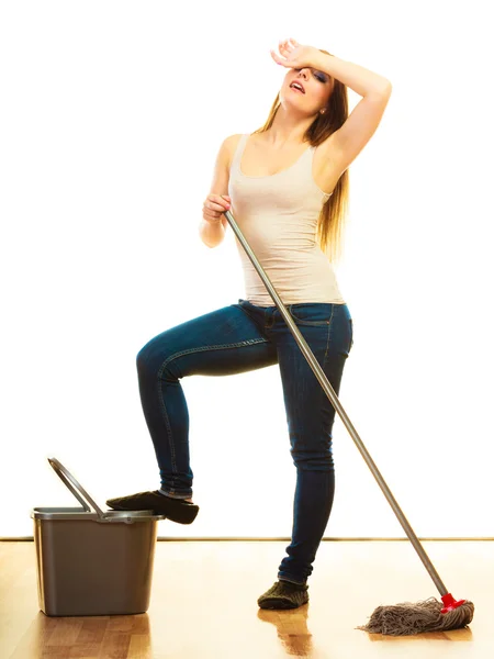 지칠 대로지친 청소하는 여자가 바닥 청소하는 모습 — 스톡 사진