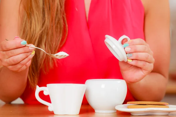 Menselijke toe te voegen suiker aan koffie of thee. — Stockfoto