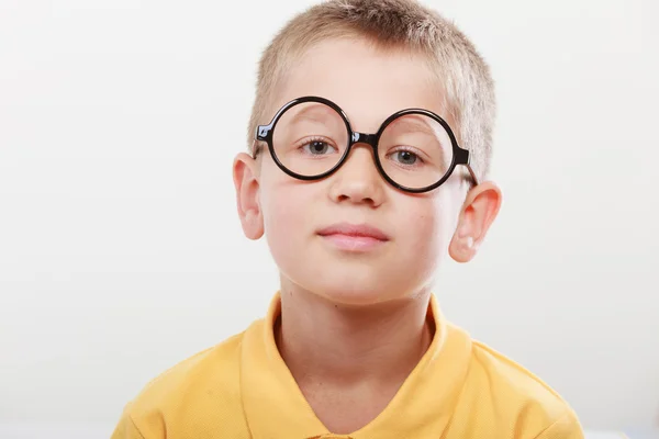 Ciddi çocuk portresi gözlüklü küçük çocuk. — Stok fotoğraf