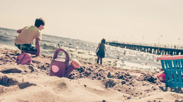 아 이들이 해변에 야외 연주. — 스톡 사진