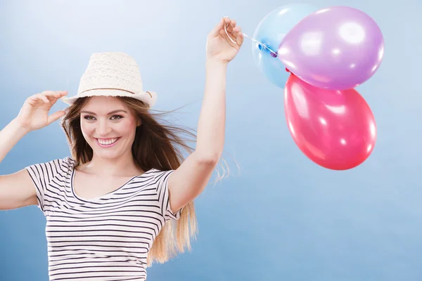 Žena léto radostná dívka s barevnými balónky — Stock fotografie