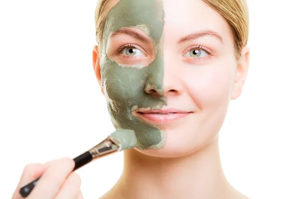 Cosmético aplicando mascarilla facial de arcilla a cara de mujer . — Foto de Stock