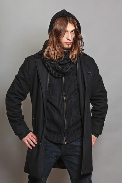 Beau portrait d'homme de mode portant un manteau noir . — Photo