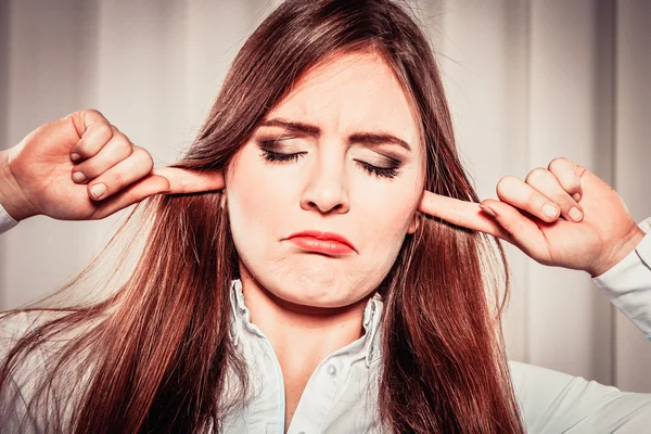 Стресс женского покрытия уши — стоковое фото