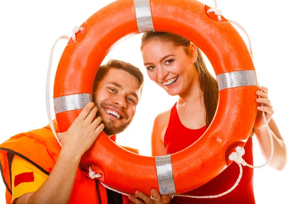 Salvaguardas em colete salva-vidas com bóia anel se divertindo . — Fotografia de Stock