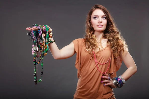 Mooie vrouw met sieraden kettingen ring armbanden — Stockfoto