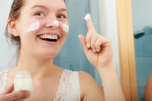 Mulher aplicando creme de pele . — Fotografia de Stock