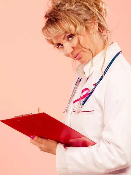 Mujer médico diagnosticar paciente — Foto de Stock