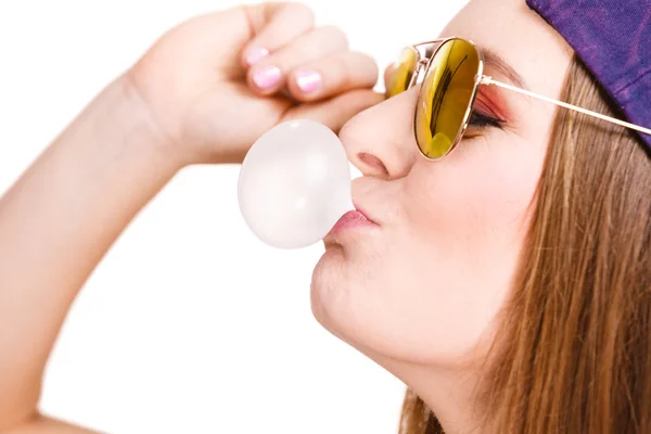 Donna che fa bolla con gomma da masticare — Foto Stock