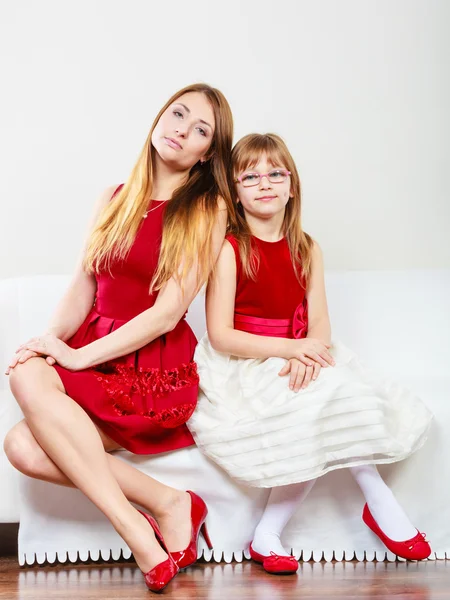 Mãe e filha posando juntas — Fotografia de Stock