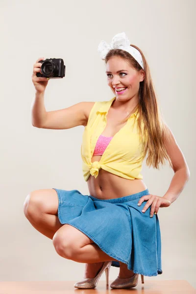 Pin hasta chica mujer tomando fotos con la cámara . —  Fotos de Stock