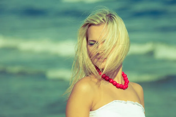 Ung dam vilar på stranden. — Stockfoto