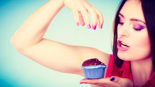 Donna sorridente tiene la torta al cioccolato in mano — Foto Stock