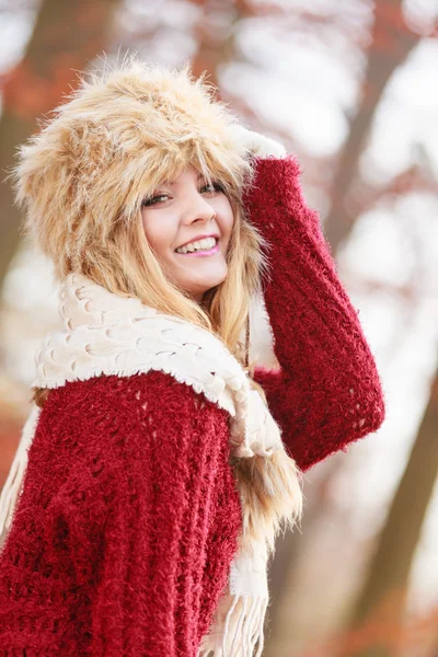 毛皮の冬帽子でかなり笑顔の女性の肖像画 — ストック写真