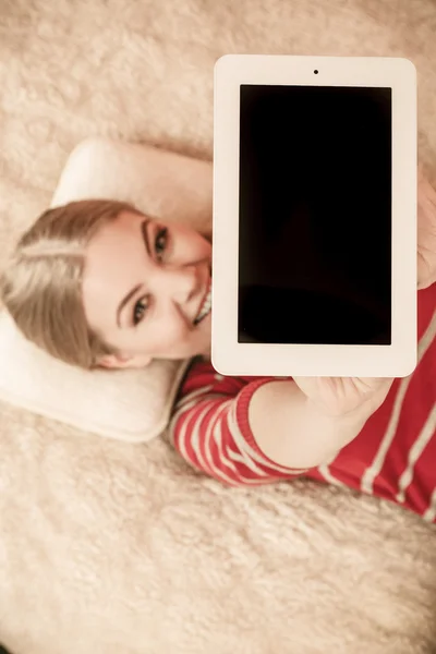 Vrouw met pc-tablet. Leeg scherm copyspace — Stockfoto