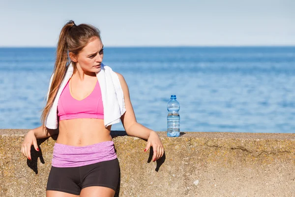 Frau trinkt Wasser nach Sport im Freien — Stockfoto