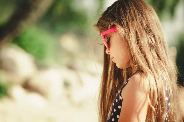 Πορτραίτο κοριτσιού υπαίθρια το καλοκαίρι. — Φωτογραφία Αρχείου