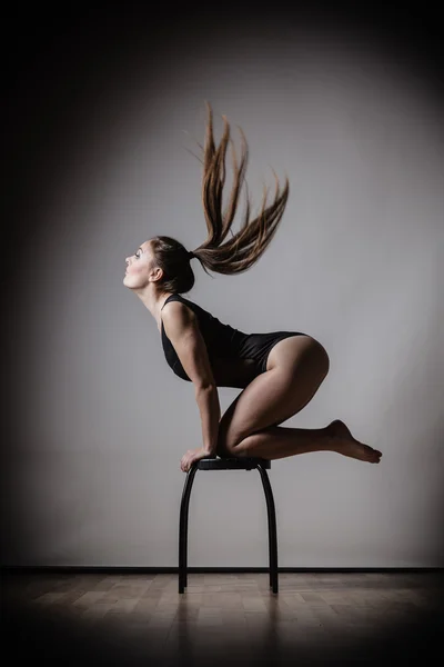 Mujer atlética en forma cuerpo delgado posando —  Fotos de Stock