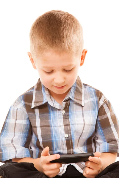 Liten pojke spelar spel på smartphone — Stockfoto