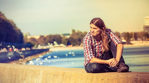 Man lang haar ontspannen door de zee — Stockfoto