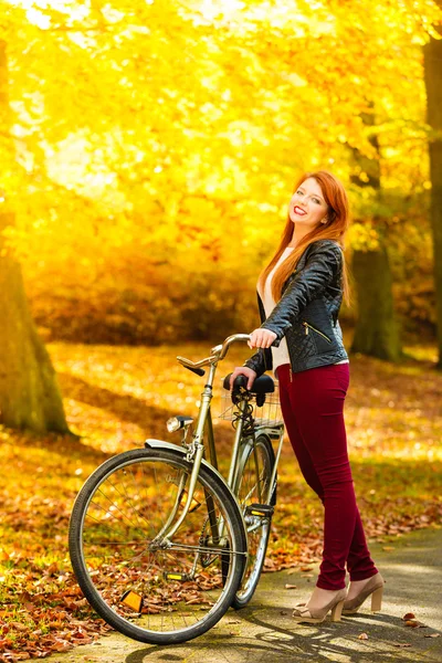 Chica de belleza relajante en el parque de otoño con bicicleta, al aire libre —  Fotos de Stock