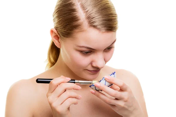 Menina aplicando máscara de barro facial em seu rosto — Fotografia de Stock