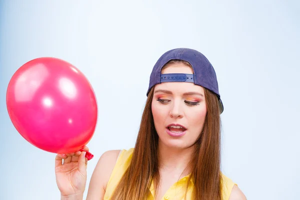 Ragazza adolescente con palloncino rosso . — Foto Stock